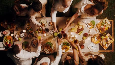 amigos celebrando una cena.