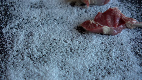 carne de envejecimiento en seco, chef que prepara chuletas de cordero para el envejecimiento en seco, proceso de salazón