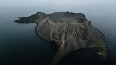 isla salvaje en el océano pacífico frente a la costa de las islas kuril