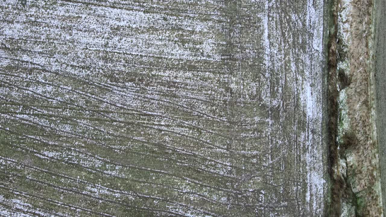 un dron aéreo de 4k disparó volando sobre un campo agrícola congelado