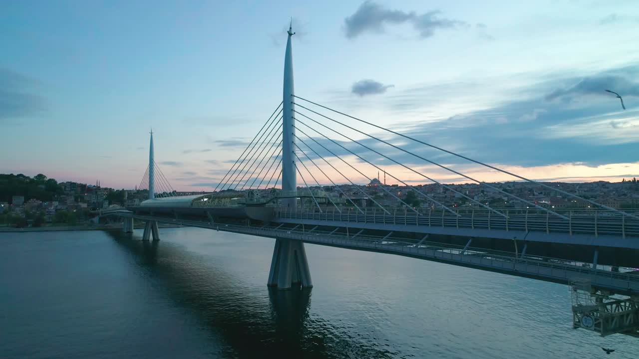 이스탄불, 언카파니 지하철 다리의 해가 지는 공중 영상