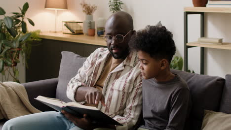 Padre-E-Hijo-Leyendo-En-El-Sofá