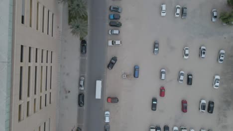 Vista-Superior-Aérea-En-El-Estacionamiento-En-El-Centro-De-Dubai,-Emiratos-árabes-Unidos