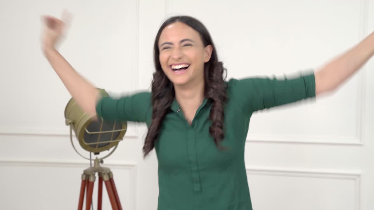 mujer india bailando y disfrutando