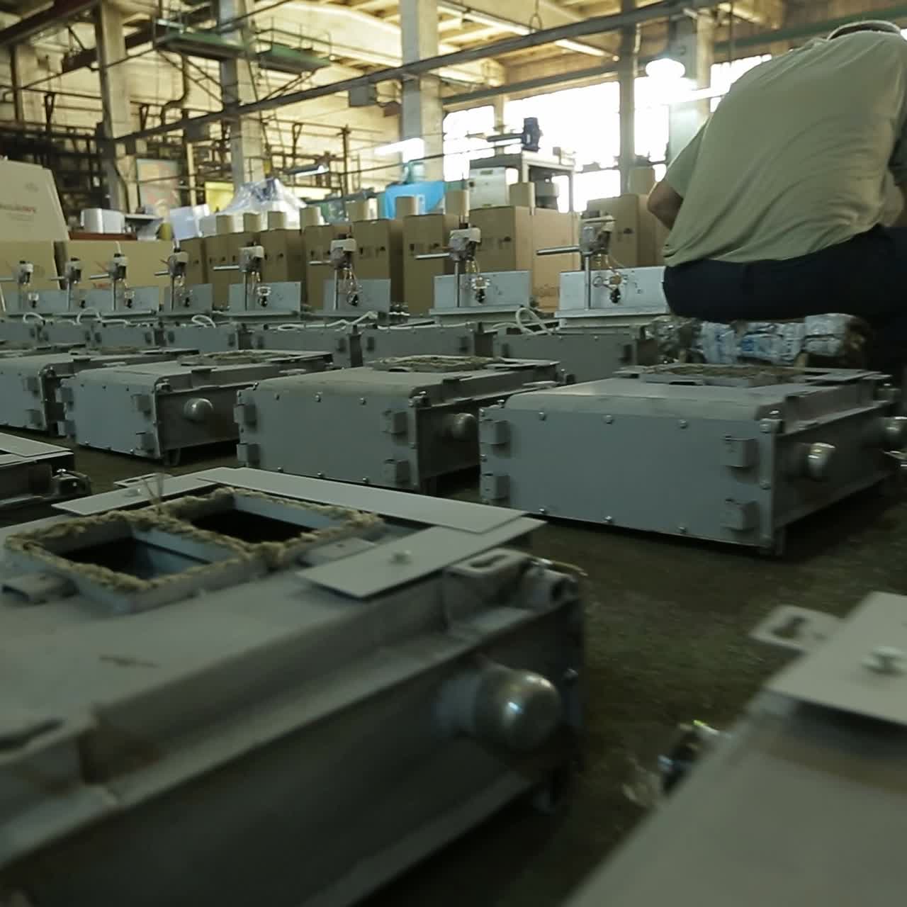 personas que trabajan en fábricas