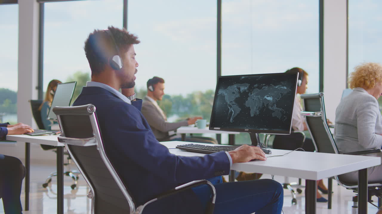 현대적인 사무실에서 콜 센터 팀