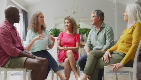animación de diversas mujeres y hombres mayores que se reúnen en el grupo de apoyo