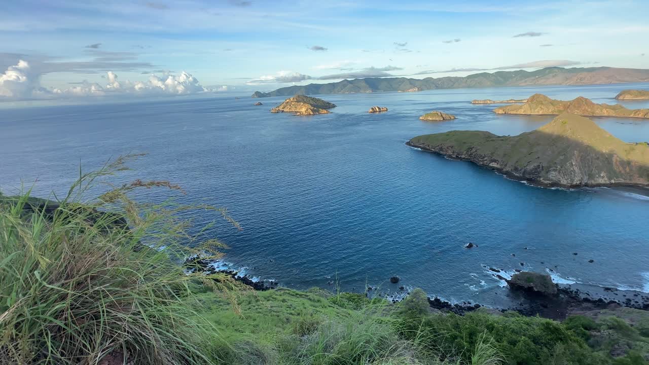 vista desde la cima de una colina en el parque nacional de komodo, indonesia