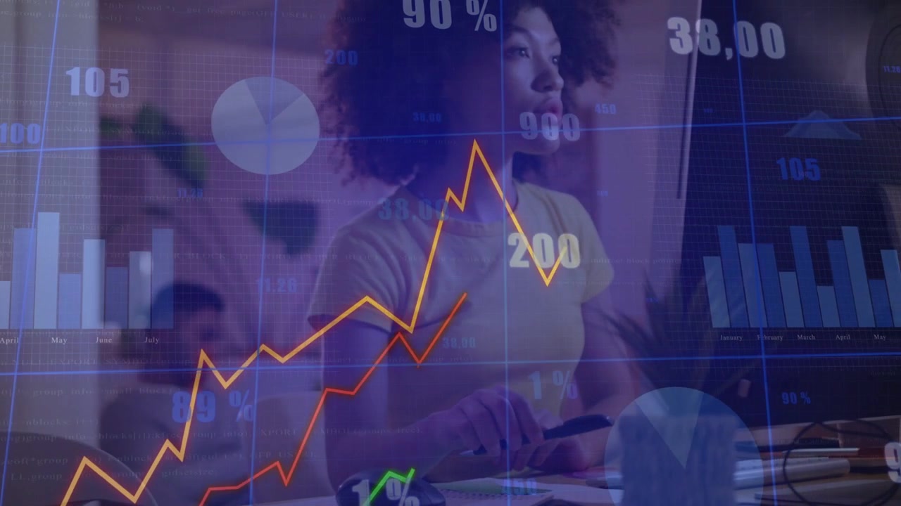 Sovrapposizioni di dati animate che appaiono, una lavoratrice si ferma, guarda e scrive per aggiornare gli appunti.