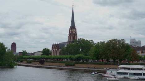 chiesa sul fiume principale a francoforte