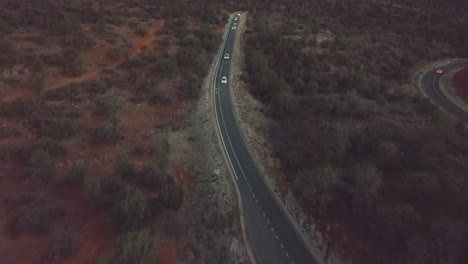 Volando-Sobre-Una-Carretera-De-Montaña-Al-Atardecer-En-El-País-De-Roca-Roja