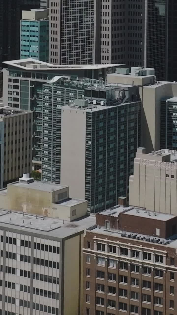 Vista de cima mostrando edifícios e ruas do centro de Dallas