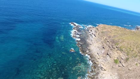 Toma-Aérea-Por-Drones-De-Los-Acantilados-De-Bejaia-Con-Vistas-Al-Mar-Mediterráneo