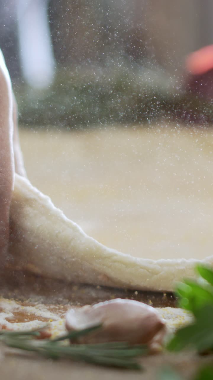 피자 반죽을 준비하는 것