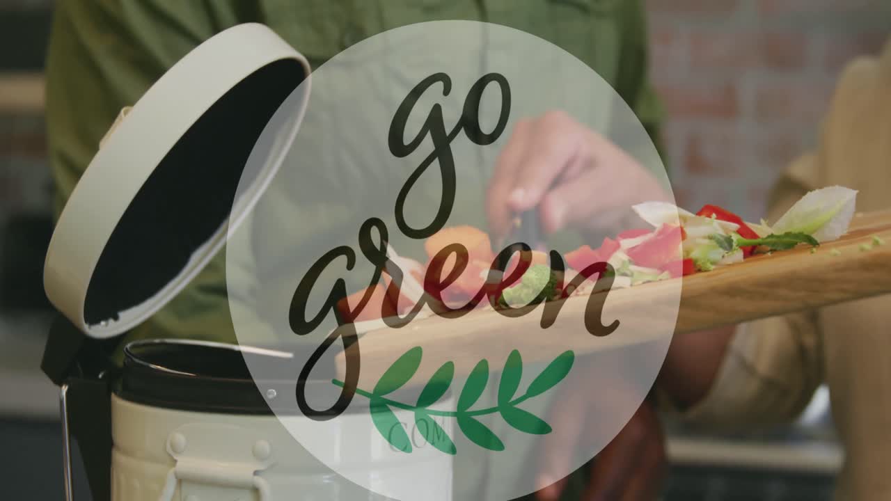 두 인종의 여성이 유기 쓰레기를 쓰레기통에 던지는 초록색 텍스트의 애니메이션