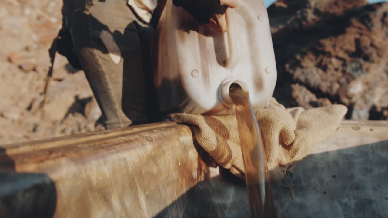 포스트 아포칼립스 세계에서  ⁇ 은 목욕탕에 더러운 물을  ⁇ 는 여자