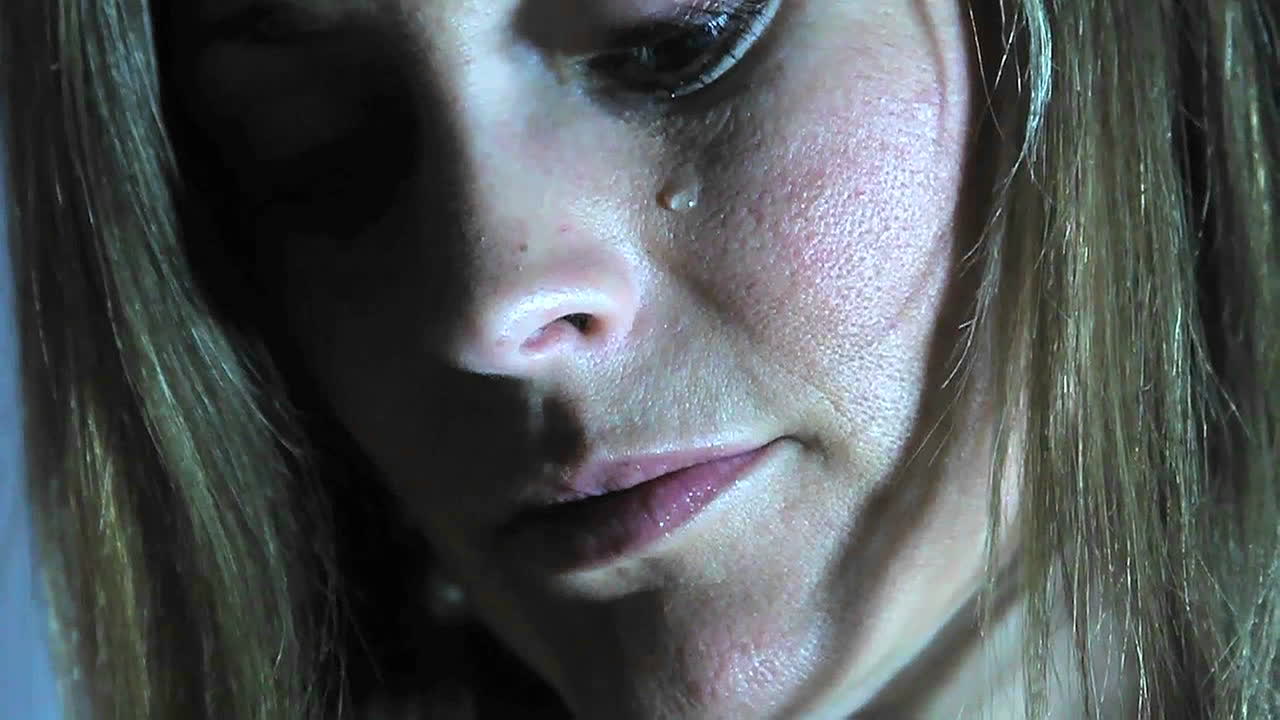 una lágrima cae por la cara de una mujer