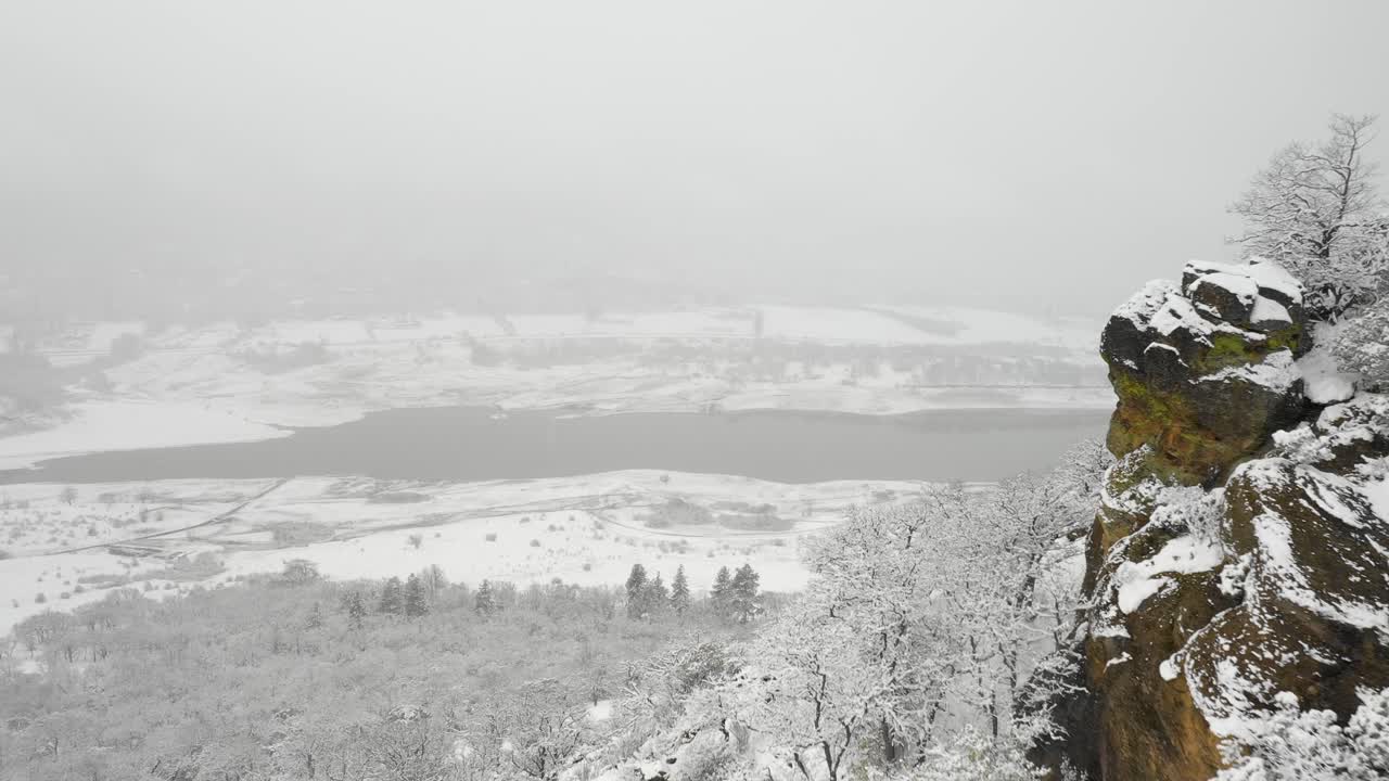 Luftaufnahme des verschneiten Emigrant Lake nahe Ashland, Oregon