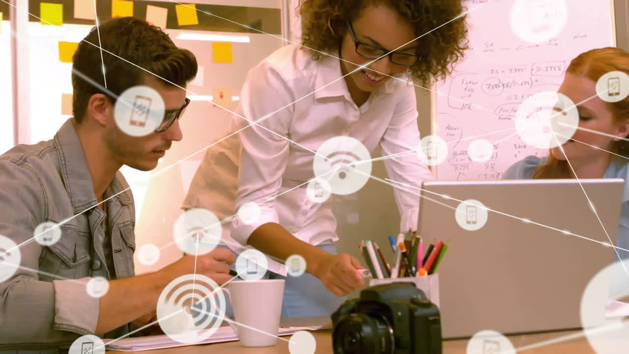 animación de la red de conexiones con iconos sobre diversas personas de negocios en la oficina