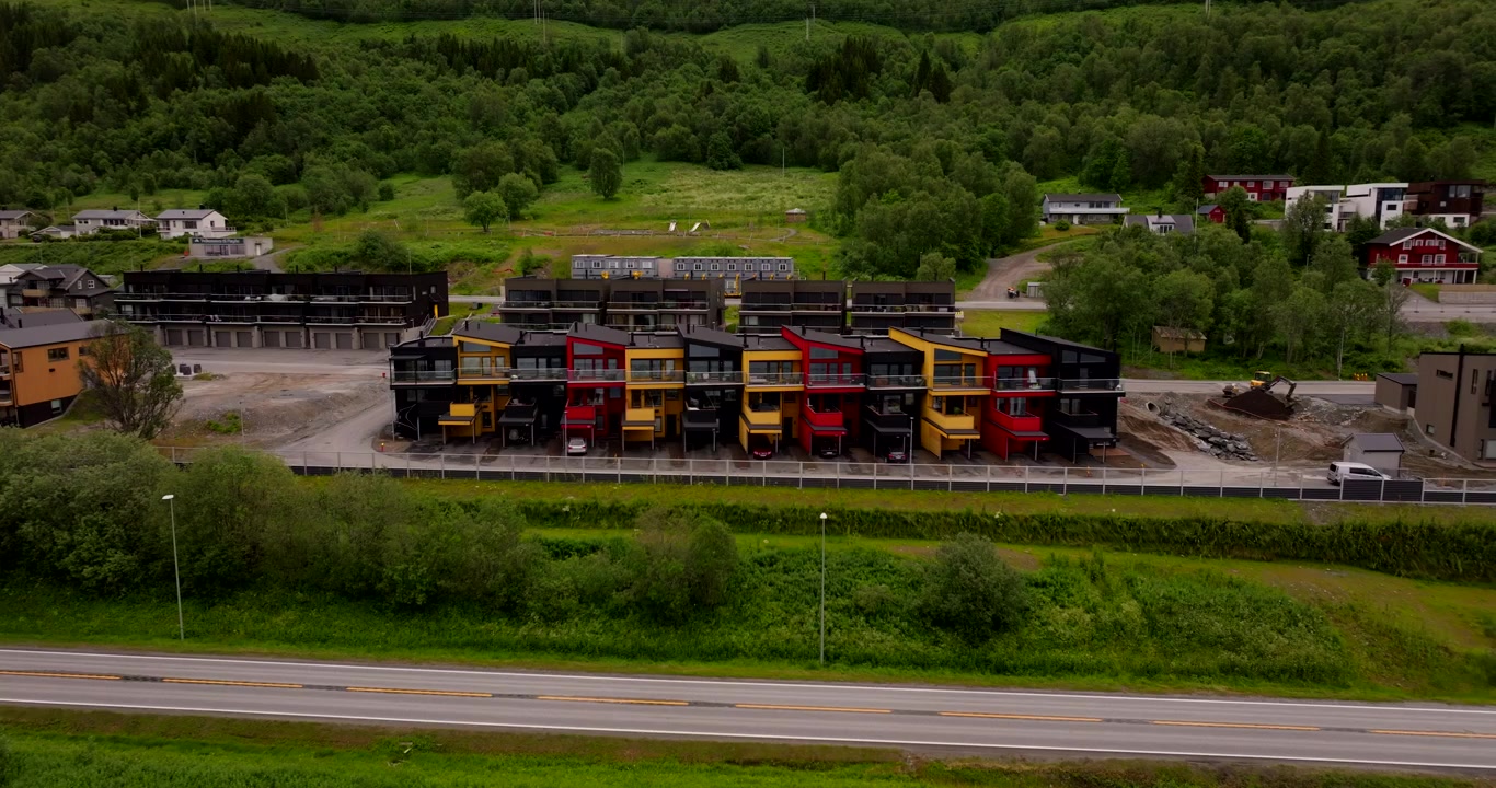 Moderne feriehusutleie langs hovedvei E8 nær Tromsø, Norge. Vidvinkel flyfoto