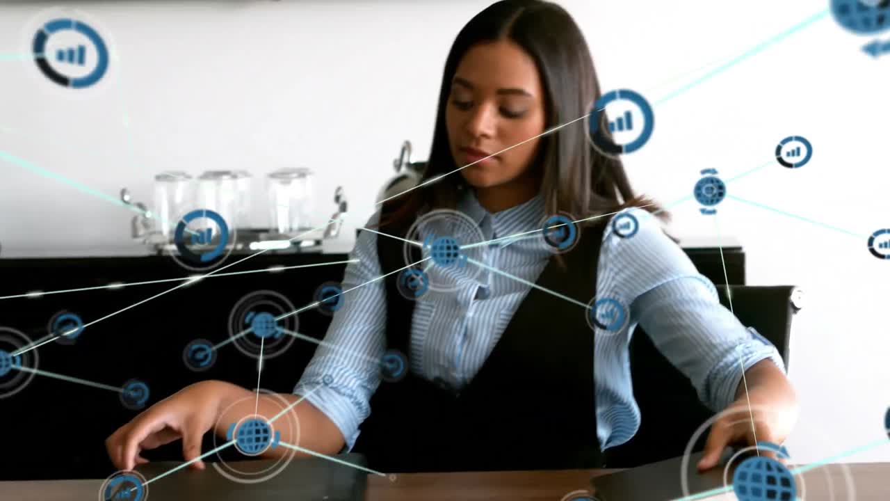 animación de una red de iconos digitales sobre una mujer de negocios biracial leyendo documentos en la oficina