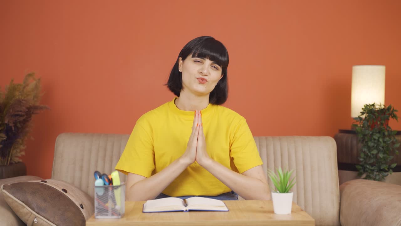 여자가 카메라를 쳐다보며 사과하고 있습니다.