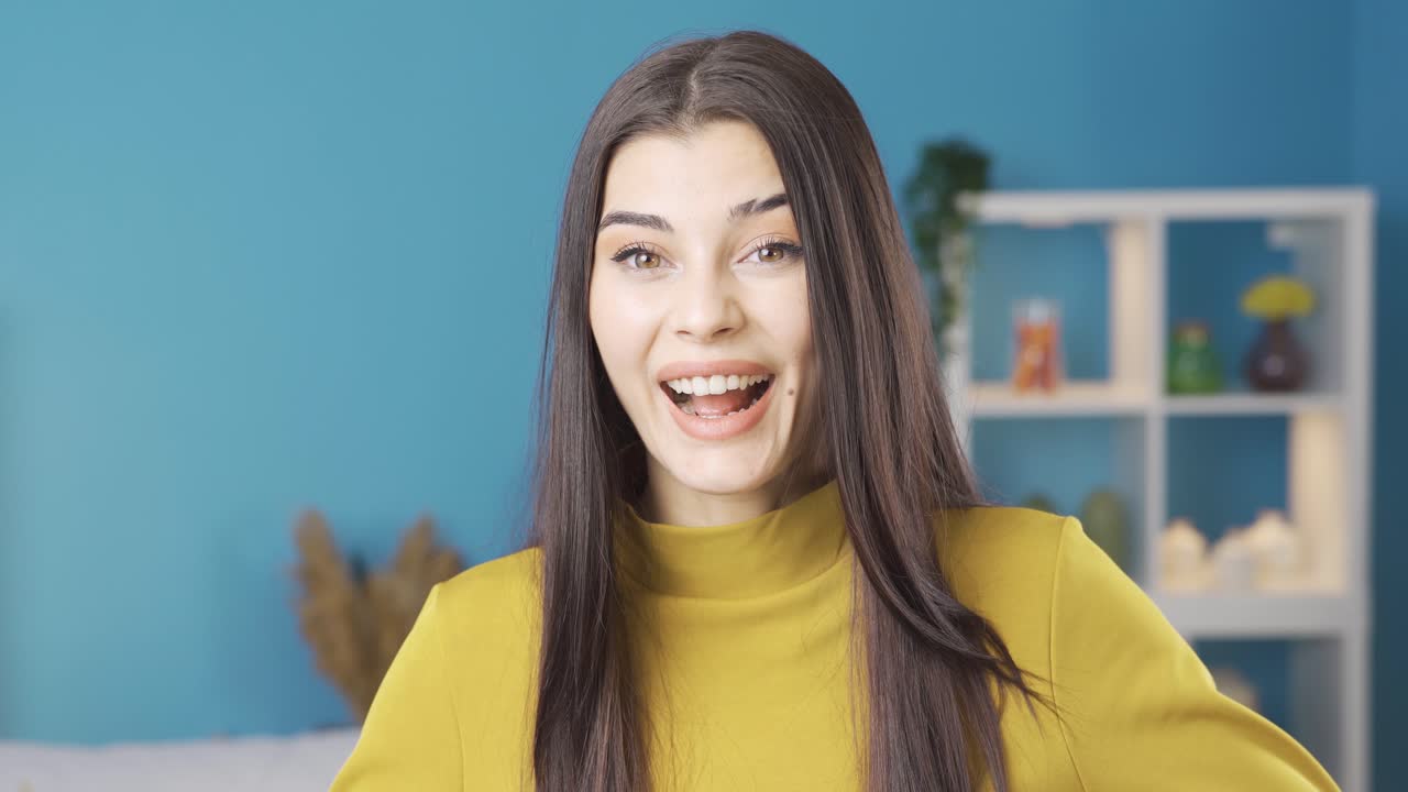 la joven confundida está asombrosamente alegre y feliz.