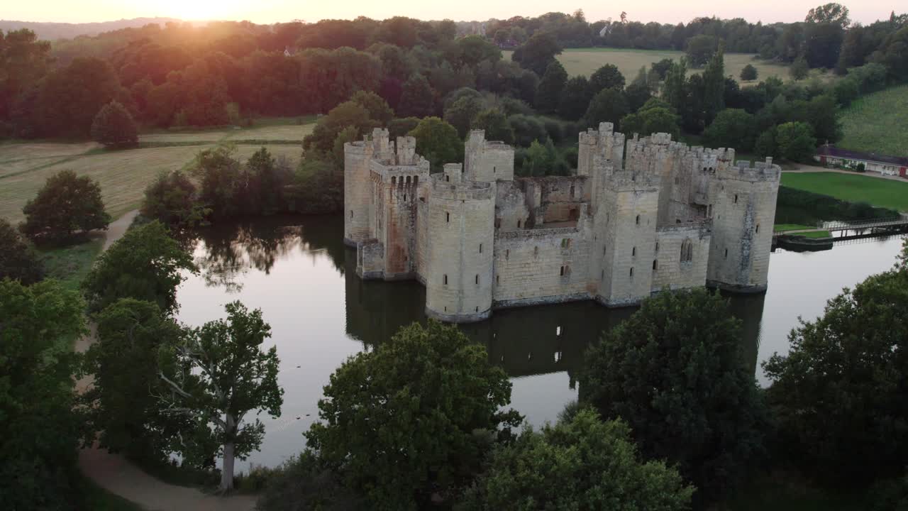 Château, panoramique par drone, vue aérienne 4K, été.