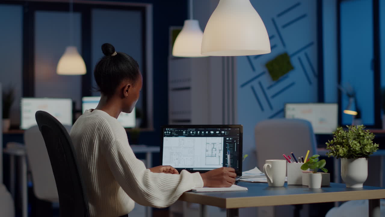 ingeniero constructor diseñador arquitecto creando un nuevo plan de construcción azul