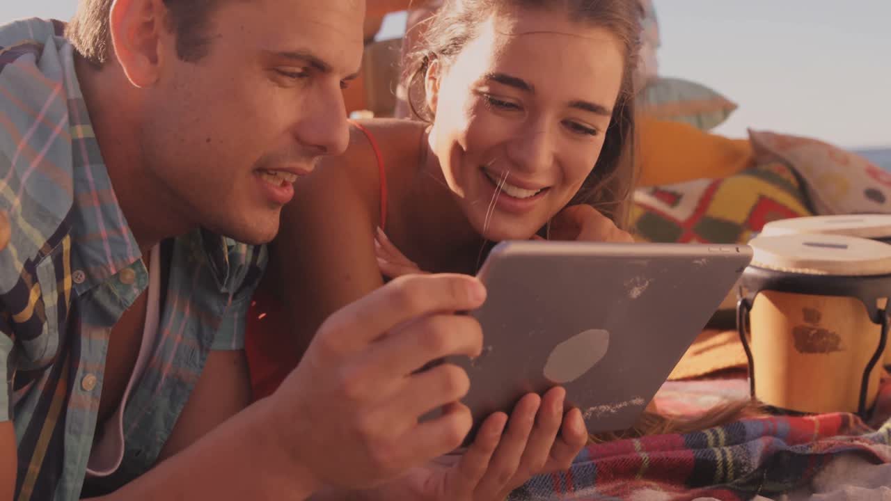 amigos mirando su tableta