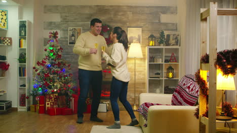 una pareja joven y romántica bailando el día de navidad.