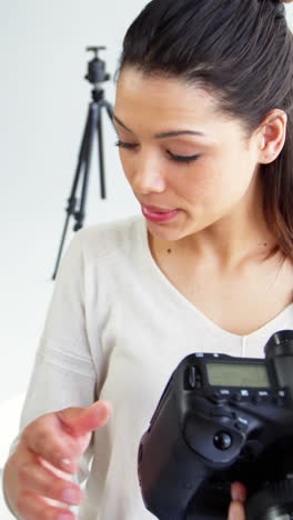 fotógrafo mirando fotos en una cámara digital