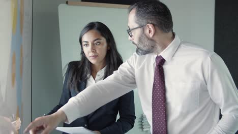 empresaria latina sosteniendo documentos y hablando con el jefe