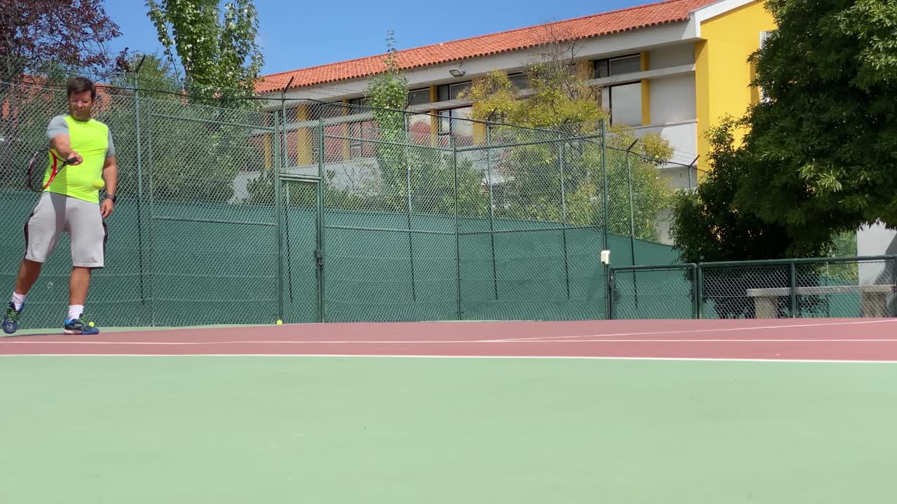 servidores de tenistas masculinos golpeando la pelota con una raqueta durante el partido de campeonato
