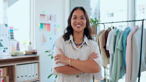 cara, moda y mujer diseñadora brazos cruzados
