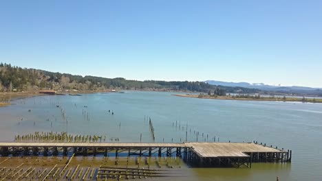 Vista-Aérea-Sobre-Slough-Y-Viejos-Pilones