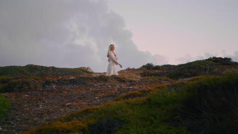 Modelo-Sereno-Que-Va-Naturaleza-Fondo-De-Cielo-Nublado.-Chica-Vertical-Caminando-Colina-Del-Atardecer