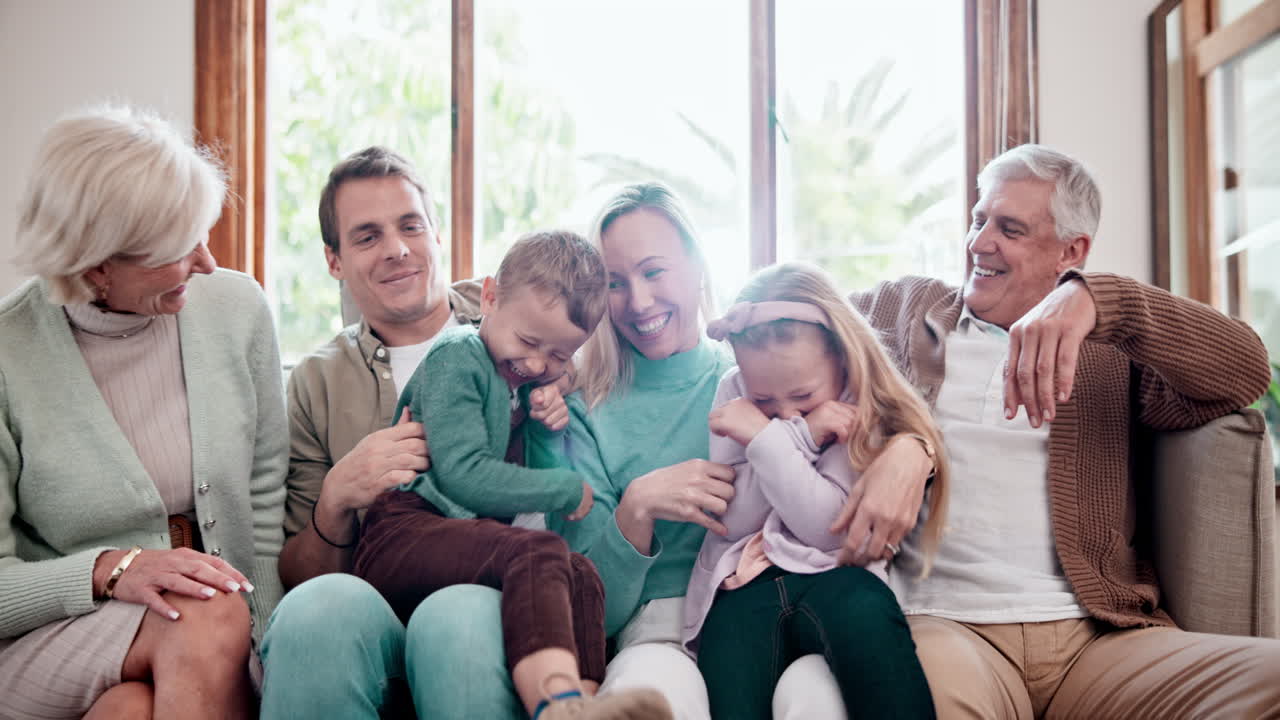 행복하고, 걱거리고, 부모와 함께 있는 아이들