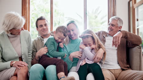 felices, cosquillas y niños con padres