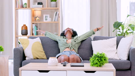 mujer feliz, emocionada y sonriente celebrando