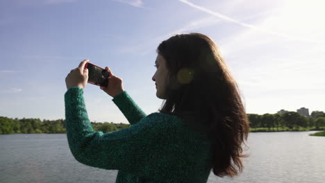 Bonita-Mujer-Italiana-Turista-Tomando-Fotografías-De-Un-Parque-En-Wimbledon-Londres