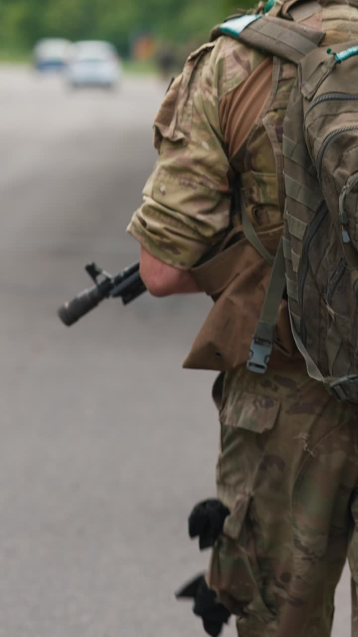 soldado ucraniano en patrulla