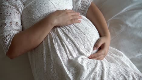 Mujer-Embarazada-Feliz-Y-Esperando-Un-Bebé-En-Casa.