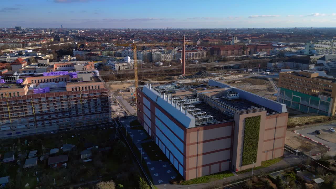 Moderno edificio di un grande data center, con unità di raffreddamento, pannelli solari e un tetto verde per operazioni sostenibili. Panorama aereo unico, ripresa con drone