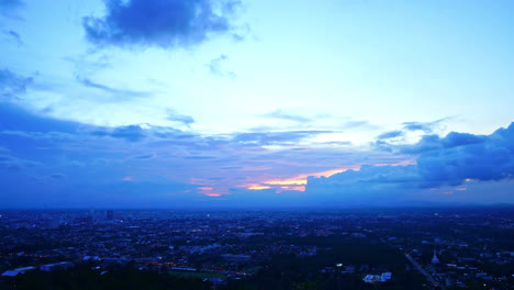 Timelapse-Hat-Yai-City-Skyline-Con-Cielo-Crepuscular-En-Songkhla-En-Tailandia