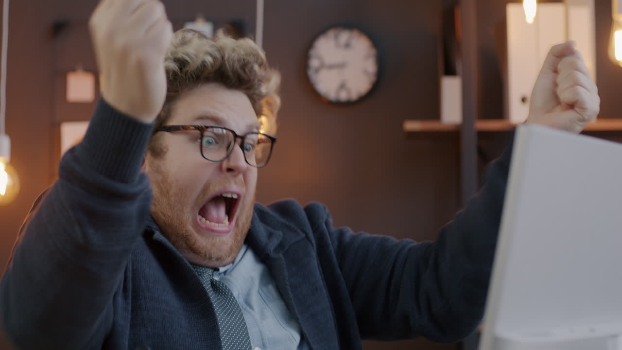 Uomo entusiasta che festeggia in ufficio