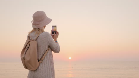 Ein-Neuer-Tag-Neue-Möglichkeiten-Und-Wunscherfüllung-Das-Mädchen-Mit-Dem-Hut-Fixiert-Den-Moment-Der-Sonne