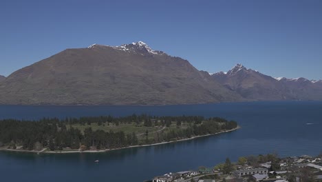 panning view of queenstown lake wakatipu and the mountain