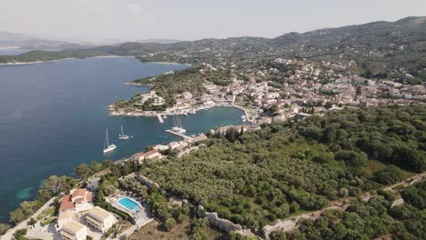 Vista-Aérea-Del-Pintoresco-Pueblo-Costero-De-Kassiopi,-Corfú,-Grecia