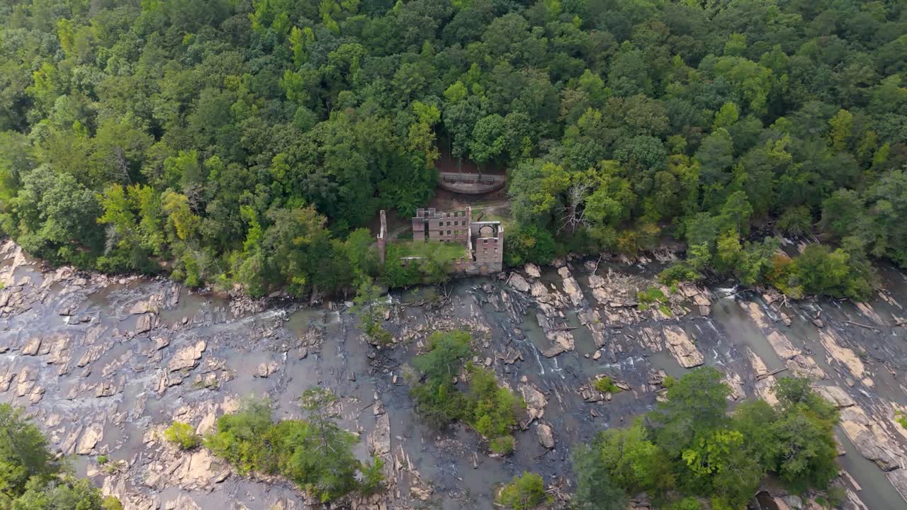 애틀랜타 외의 스위트워터 크리크 (sweetwater creek) 에 있는 뉴 맨체스터 밀 (new manchester mill) 의 폐허 주변을 회전하는 공중 촬영
